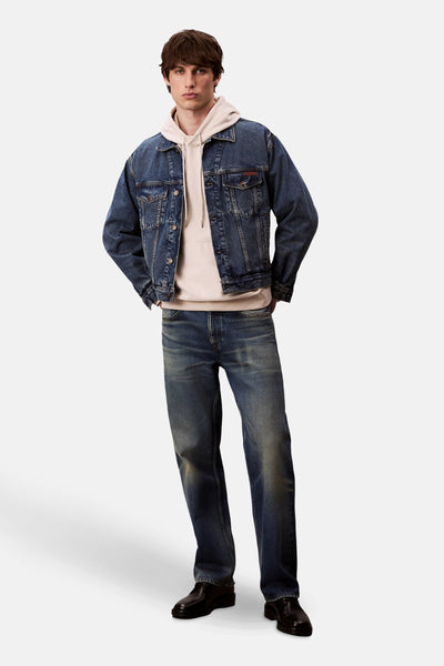 Ecru hoodie van Calvin Klein, gedragen met een jas en een lichtblauwe spijkerbroek.