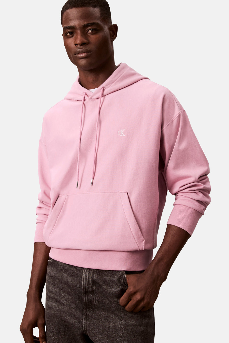 Sweat à capuche rose en coton par Calvin Klein, avec cordon de serrage et poche kangourou.