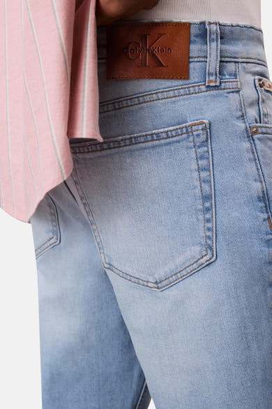 Slim jeans in lichtblauw denim van Calvin Klein, met een achterzak en een leren logopatch.