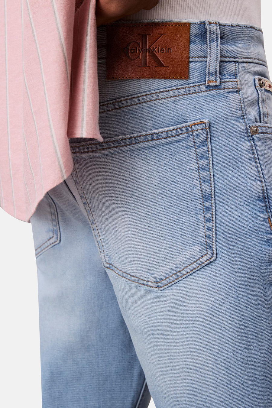 Slim jeans in lichtblauw denim van Calvin Klein, met een achterzak en een leren logopatch.