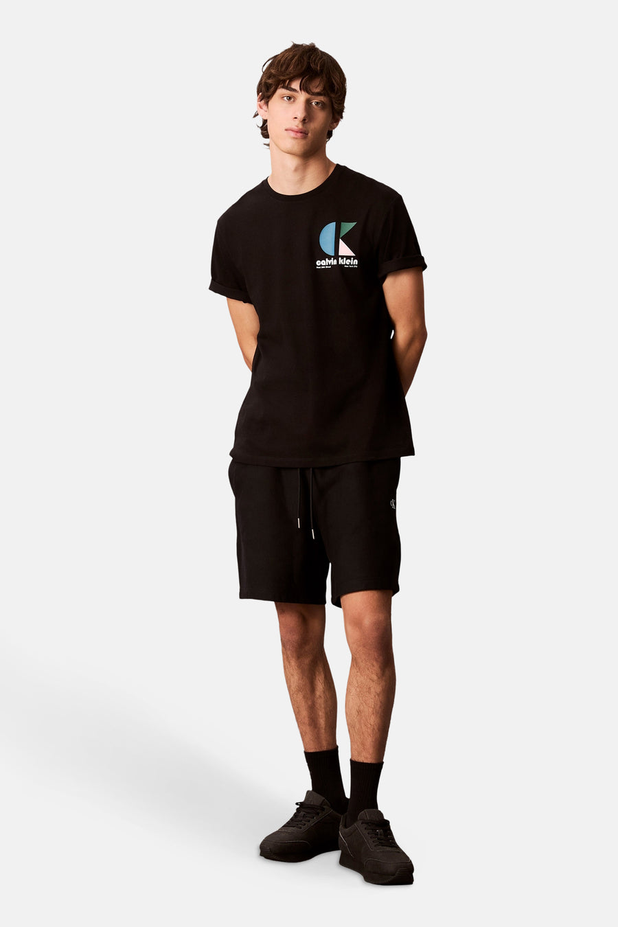 T-shirt à manches courtes noir de Calvin Klein, avec logo graphique sur la poitrine.