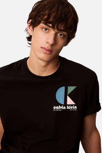 T-shirt noir à manches courtes de Calvin Klein, avec un grand logo géométrique coloré sur le devant.