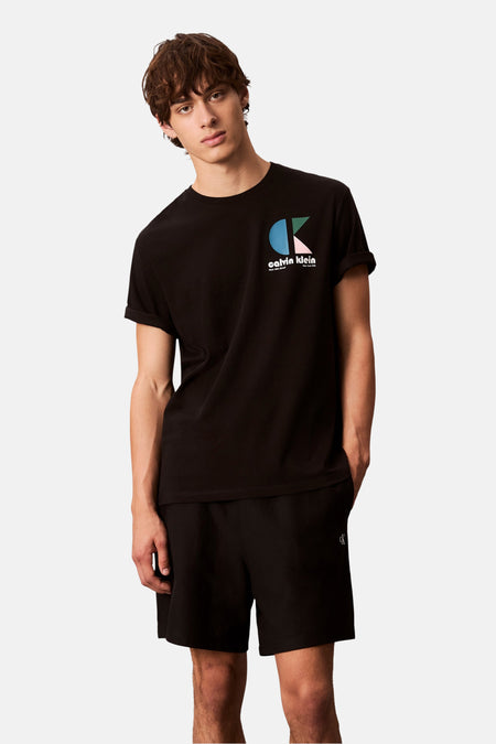 Zwart T-shirt met korte mouwen van Calvin Klein met een kleurrijk logo op de borst en een bijpassende zwarte short.