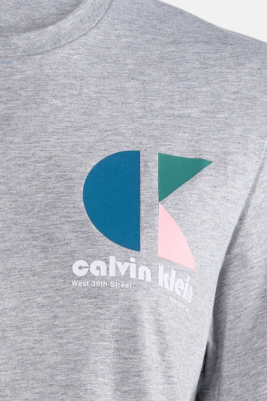 T-shirt à manches courtes gris de Calvin Klein, avec un logo multicolore géométrique et inscription de la marque.