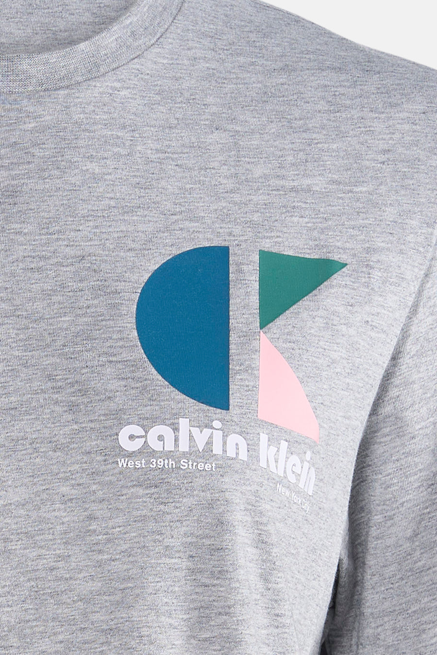 T-shirt à manches courtes gris de Calvin Klein, avec un logo multicolore géométrique et inscription de la marque.