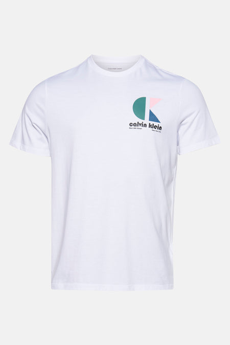 Wit T-shirt met korte mouwen van Calvin Klein Jeans, met een kleurrijk geometrisch logo op de voorkant.