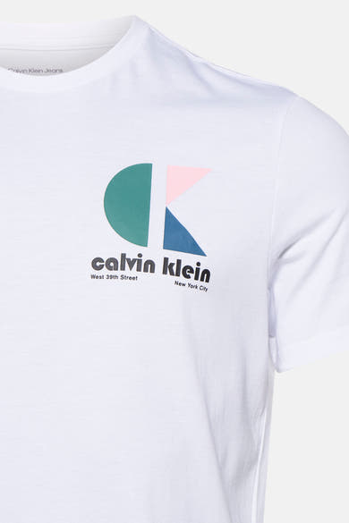 Wit T-shirt met korte mouwen van Calvin Klein met een kleurrijk logo op de voorkant.