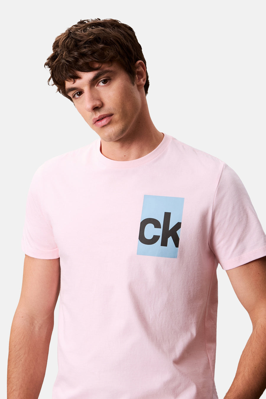 T-shirt rose à manches courtes de Calvin Klein, avec un logo sur la poitrine.