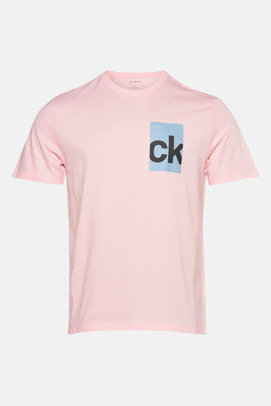 T-shirt à manches courtes rose, de Calvin Klein, avec logo graphique sur le devant.