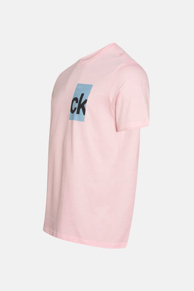 T-shirt à manches courtes rose de Calvin Klein, avec un logo carré bleu imprimé sur le devant.