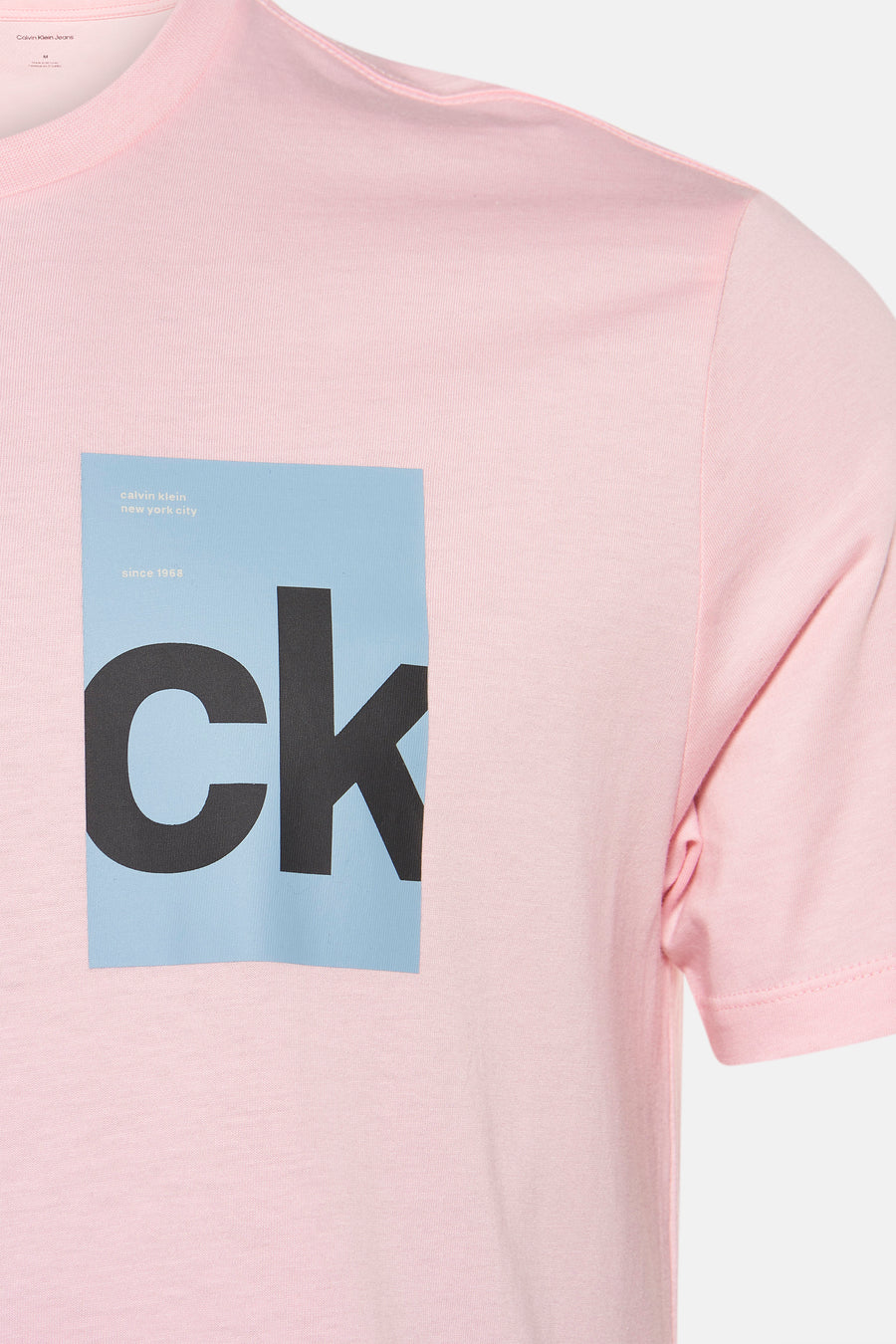 T-shirt à manches courtes rose de Calvin Klein, avec un imprimé graphique "ck" sur le devant.