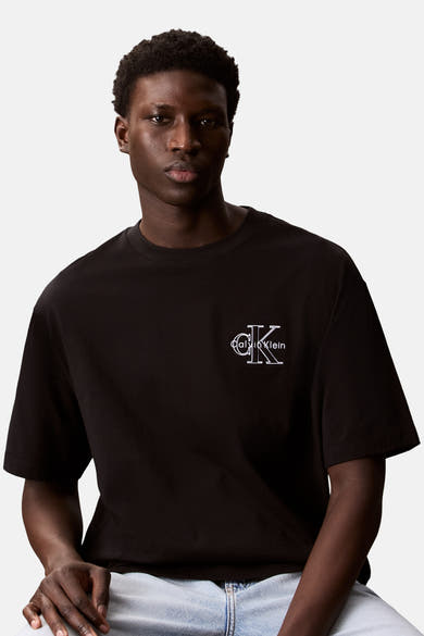 T-shirt noir à manches courtes de Calvin Klein, avec logo blanc brodé sur le devant.