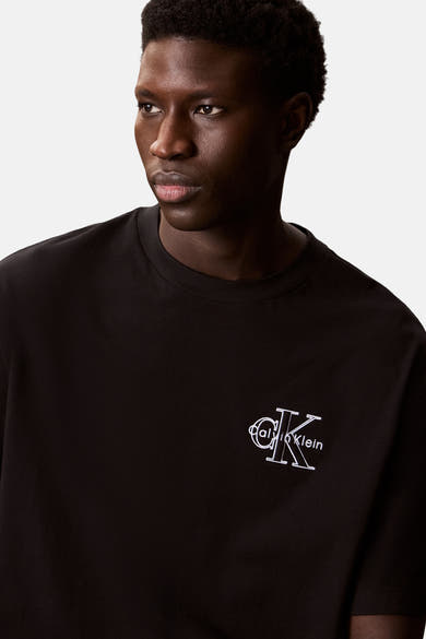 T-shirt à manches courtes noir de Calvin Klein avec logo brodé sur le devant.
