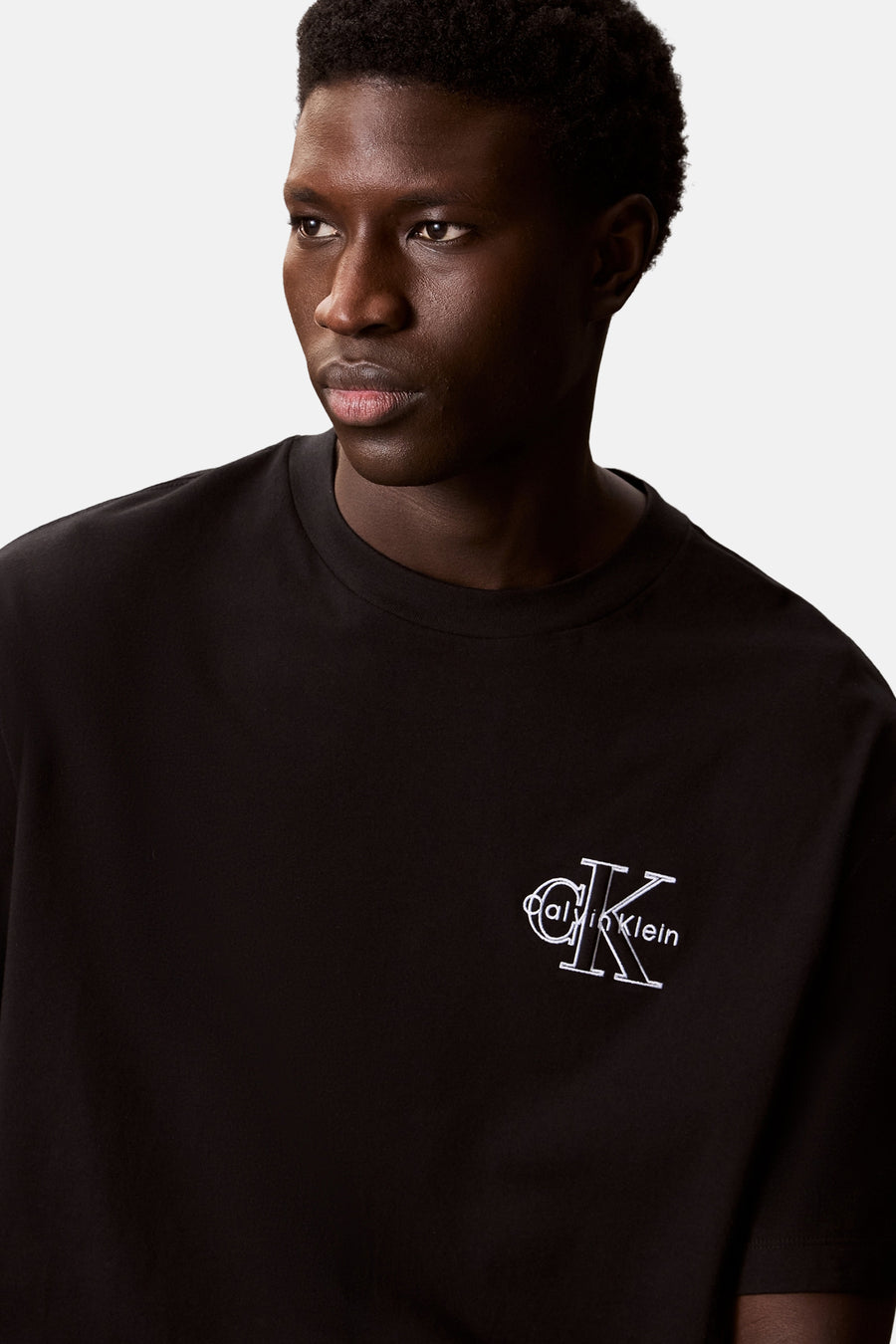 T-shirt à manches courtes noir de Calvin Klein avec logo brodé sur le devant.
