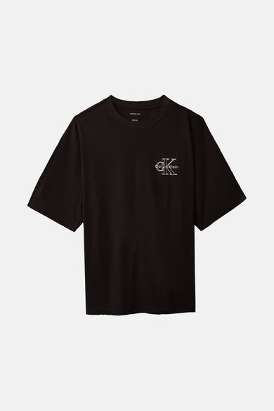 T-shirt noir à manches courtes de Calvin Klein avec un logo sur le devant.
