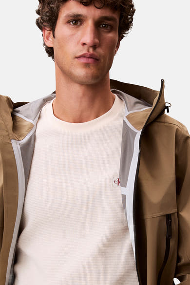 T-shirt à manches courtes jaune par Calvin Klein, en maille gaufrée avec logo discret.