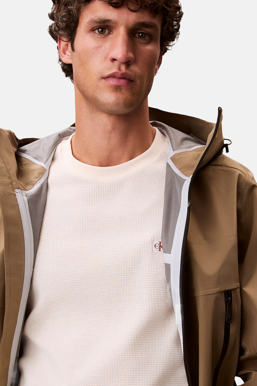 T-shirt à manches courtes jaune par Calvin Klein, en maille gaufrée avec logo discret.
