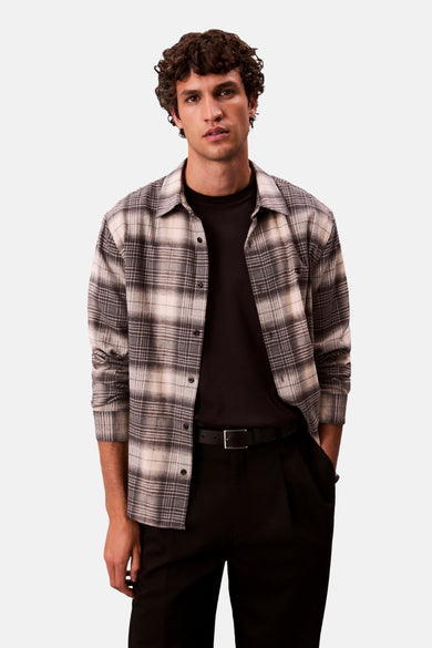 Grijze geruite blouse met lange mouwen van Calvin Klein met een zwart T-shirt eronder.