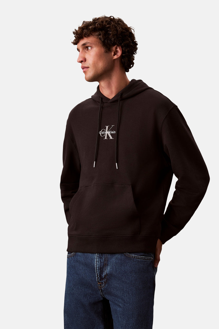 Zwarte Calvin Klein hoodie met trekkoord, kangoeroezak en gedragen met een donkerblauwe jeans.