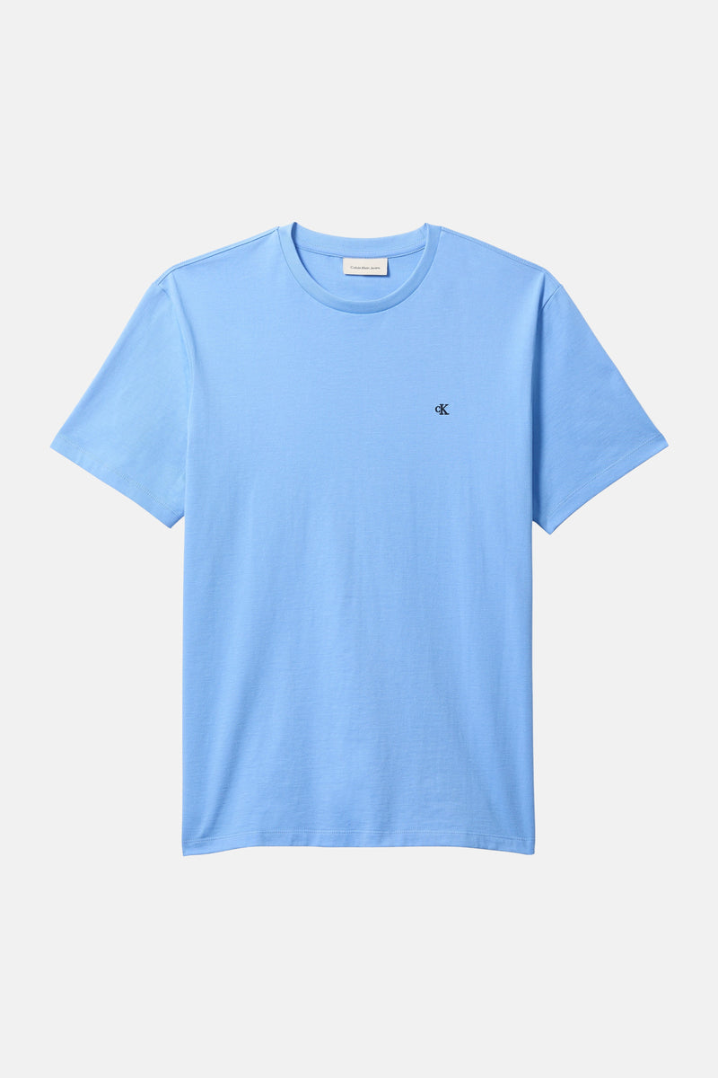 T-shirt à manches courtes bleu de Calvin Klein Jeans, avec un petit logo CK sur le devant.