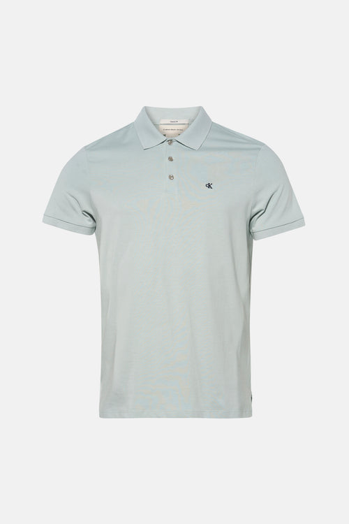 Polo bleu à manches courtes de Calvin Klein Jeans, avec logo discret sur la poitrine.
