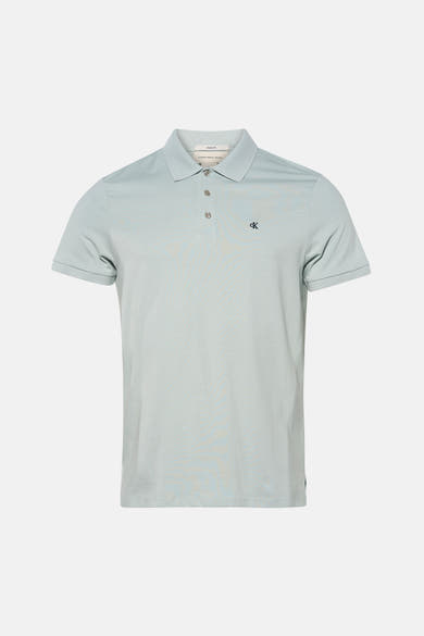Blauw poloshirt met korte mouwen van Calvin Klein, gedragen met een spijkerbroek en casual schoenen, achteraanzicht.
