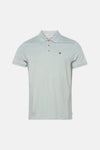Blauw poloshirt met korte mouwen van Calvin Klein, gedragen met een spijkerbroek en casual schoenen, achteraanzicht.