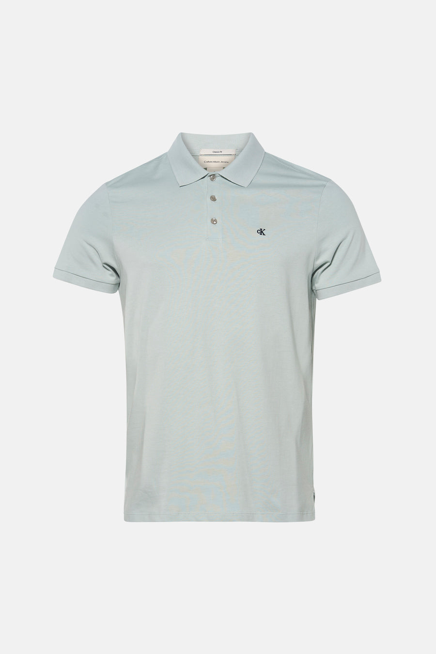 Blauw poloshirt met korte mouwen van Calvin Klein, gedragen met een spijkerbroek en casual schoenen, achteraanzicht.