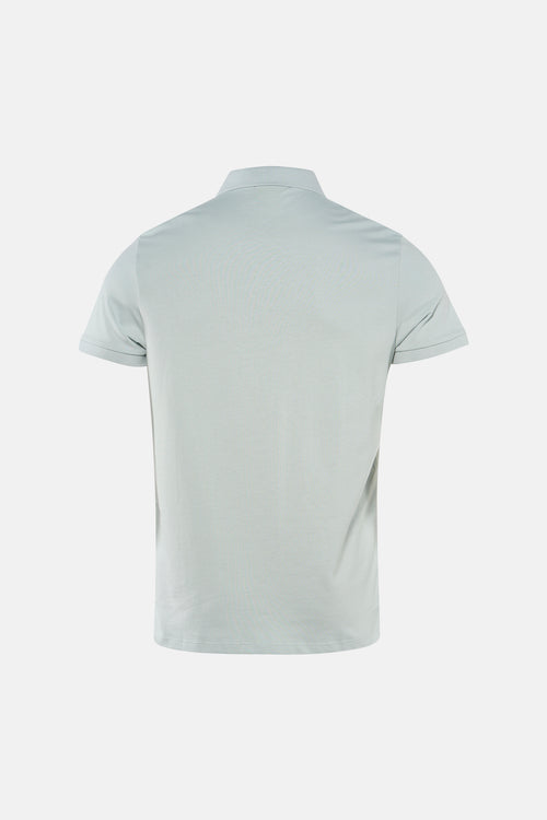 Polo bleu à manches courtes de Calvin Klein, vue de dos, sur fond uni.