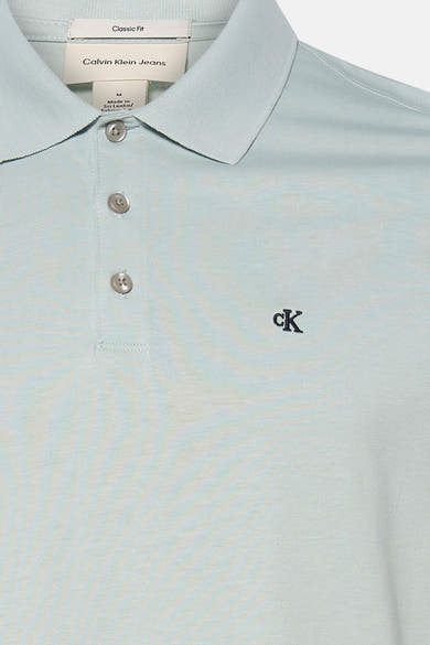 Blauw poloshirt met korte mouwen van Calvin Klein met geborduurd 'ck'-logo op de voorkant.