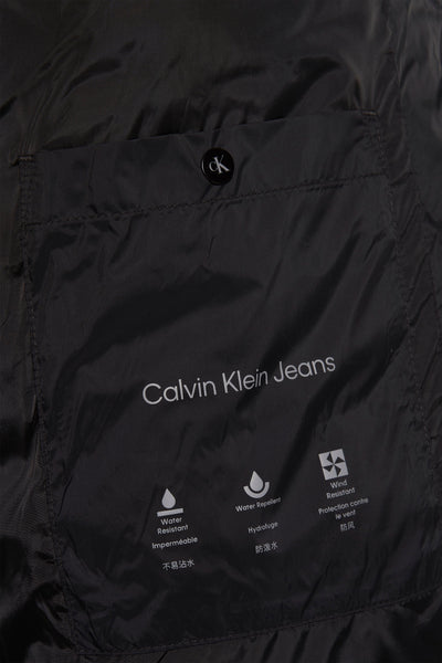 Veste de pluie noire de Calvin Klein Jeans avec logo et détails techniques.

