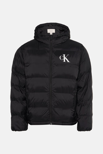 Zwarte regenjas van Calvin Klein met capuchon en 'ck'-logo op de voorkant.