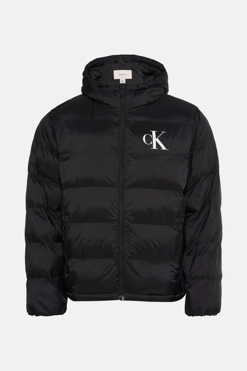 Zwarte regenjas van Calvin Klein met capuchon en 'ck'-logo op de voorkant.