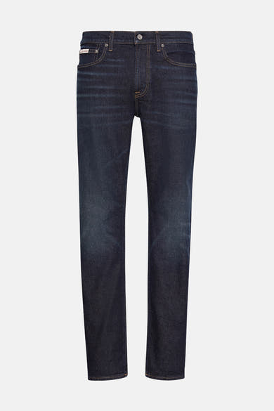 Jean tapered bleu foncé de Calvin Klein, en denim légèrement délavé.