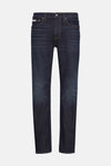 Jean tapered bleu foncé de Calvin Klein, en denim légèrement délavé.