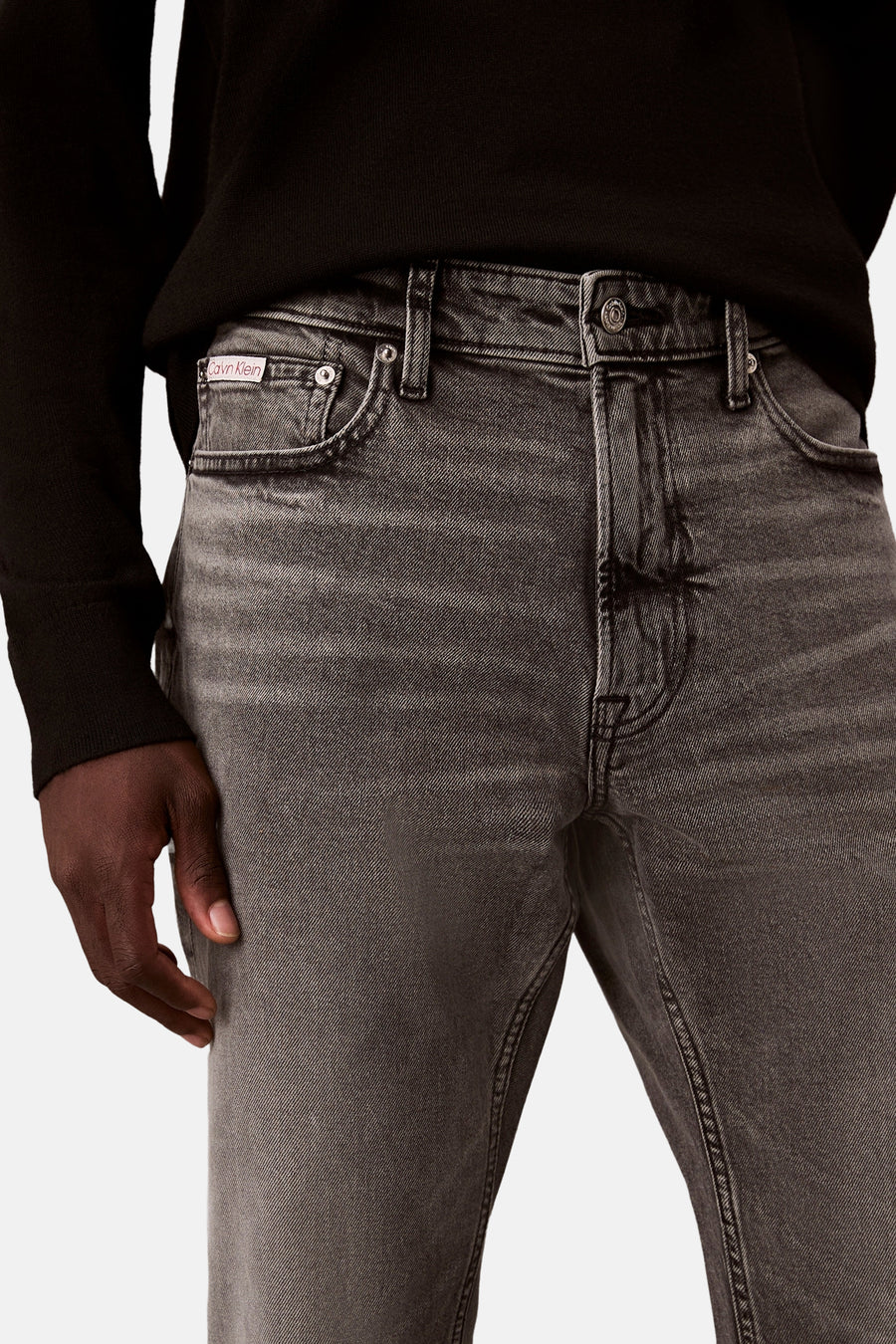Calvin Klein slim jeans in middengrijs denim, met voorzakken en stikseldetail aan de voorkant.