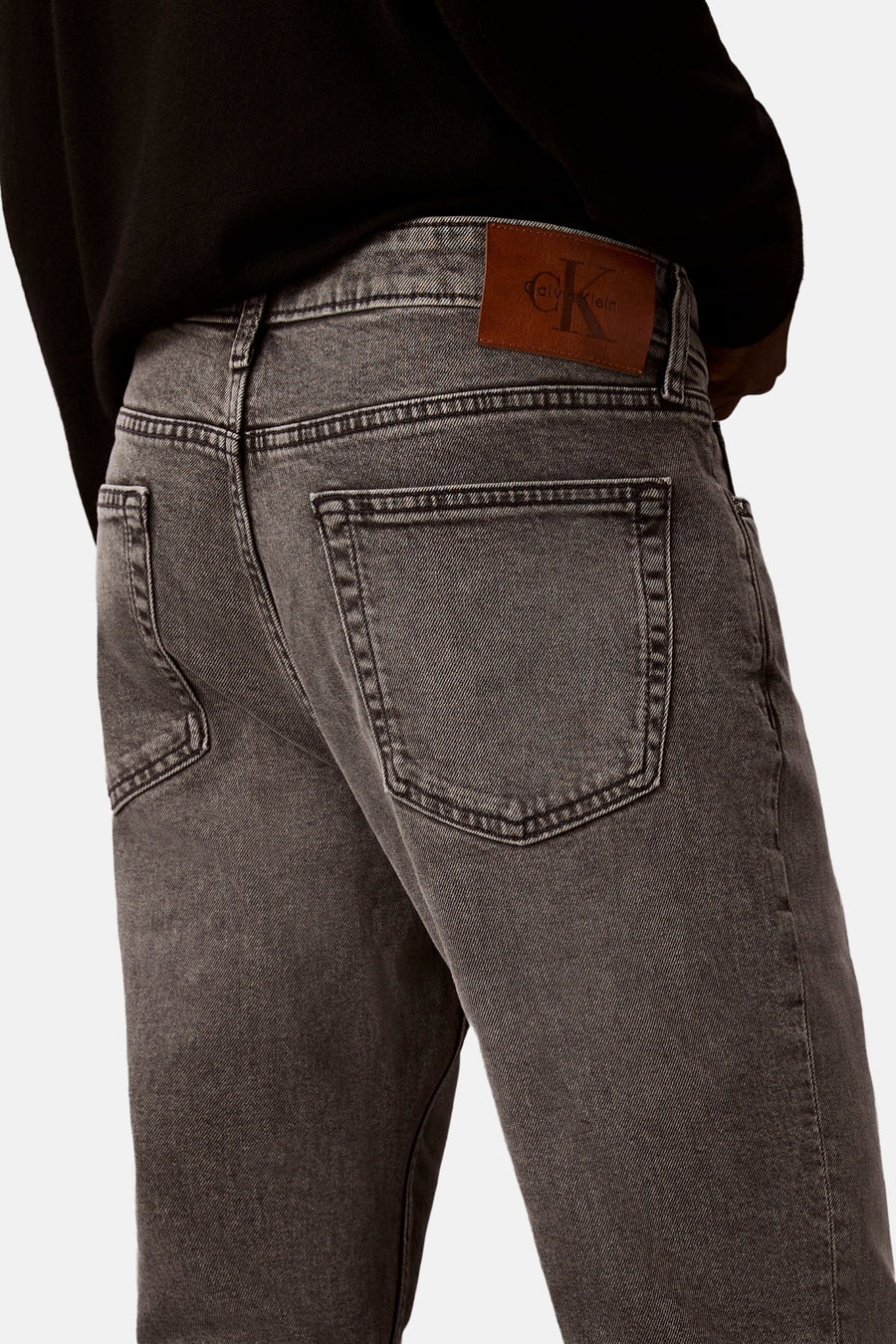 Slim jeans in middengrijs denim van Calvin Klein, met een bruin leren etiket aan de achterkant.