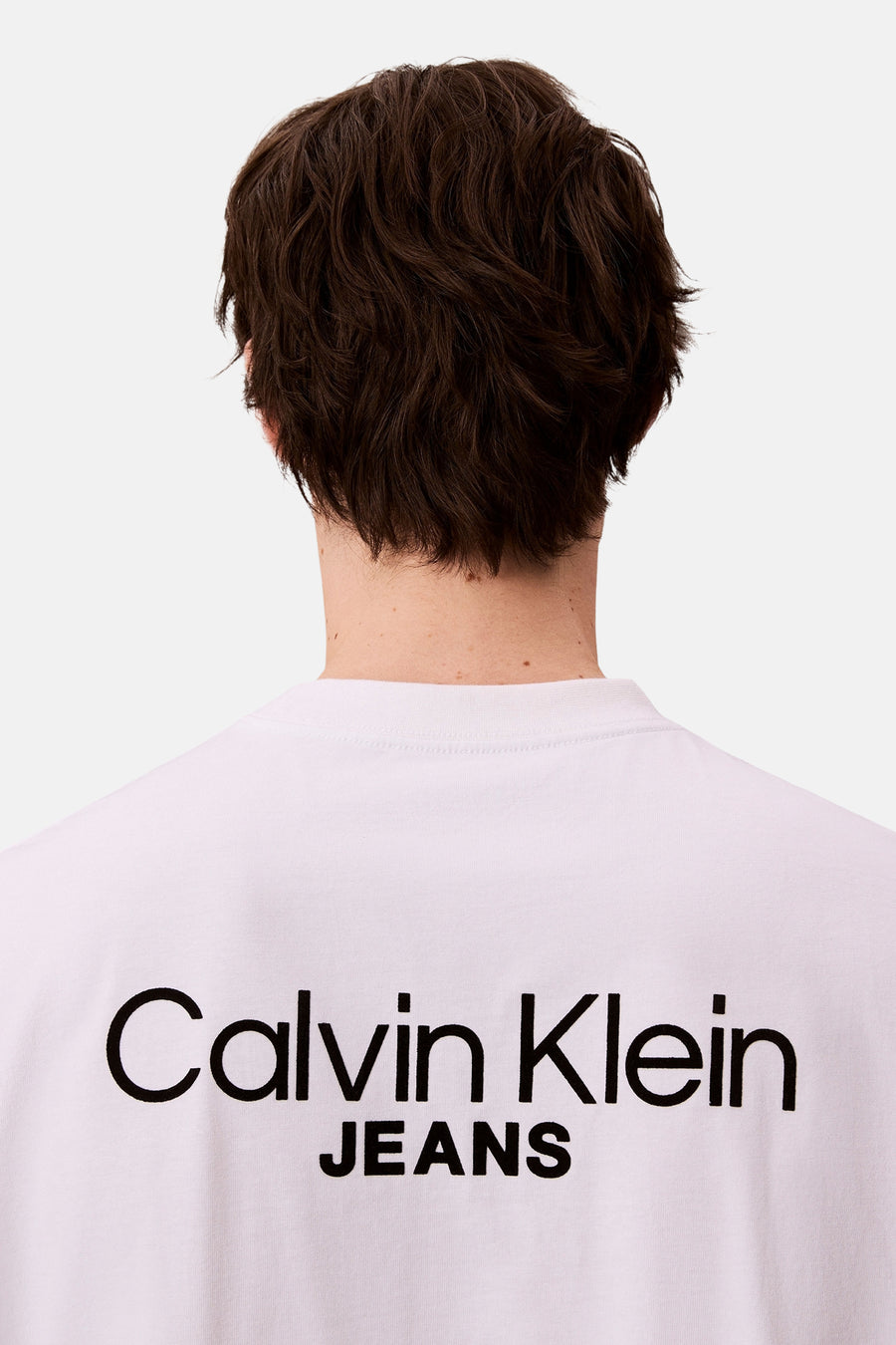 T-shirt blanc à manches courtes de Calvin Klein, avec logo imprimé au dos.
