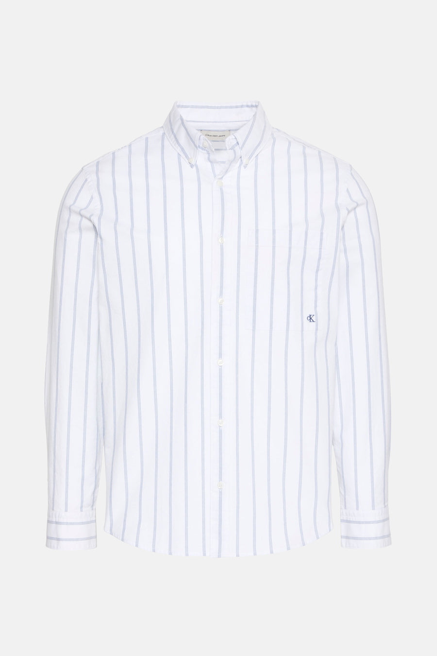 Chemise blanche à rayures verticales par Calvin Klein, avec logo brodé et coupe classique.