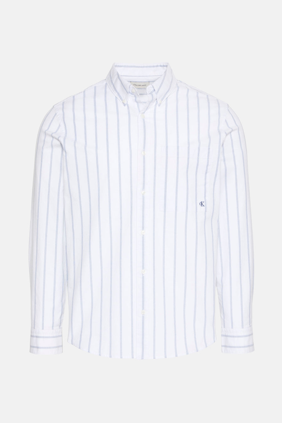 Chemise blanche à rayures verticales de Calvin Klein Jeans, avec logo sur le côté et coupe classique.