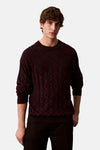 Zwart sweatshirt met ronde hals van Calvin Klein gedragen met een lange jas en een zwarte broek.
