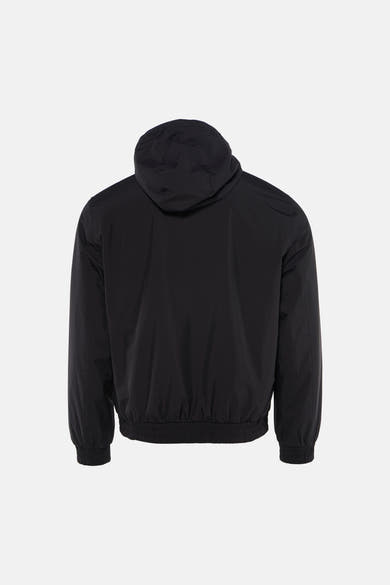 Zwarte regenjas van Calvin Klein, met capuchon en subtiele textuur, van achteren gezien.
