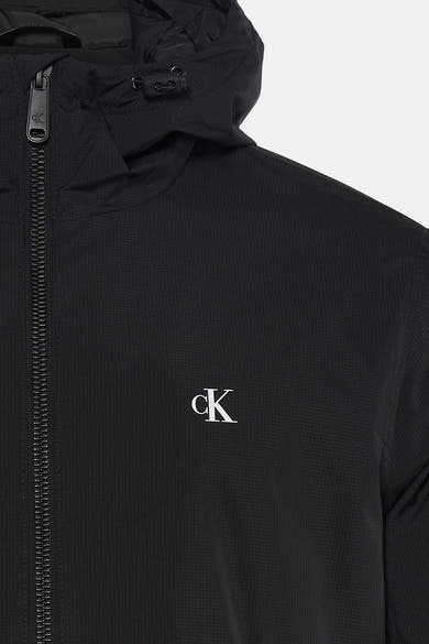 Zwarte regenjas van Calvin Klein met ritssluiting aan de voorkant en capuchon.