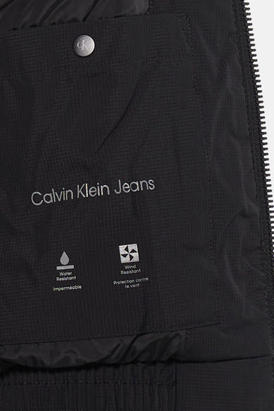 Zwarte regenjas van Calvin Klein Jeans met logo, water- en winddicht, zichtbare ritssluiting.