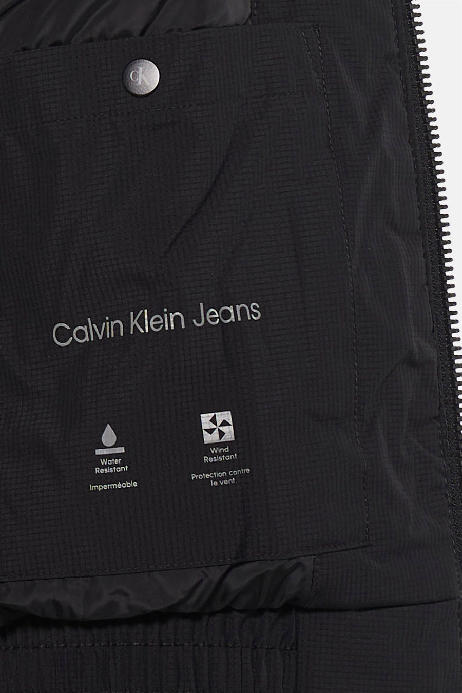 Zwarte regenjas van Calvin Klein Jeans met logo, water- en winddicht, zichtbare ritssluiting.