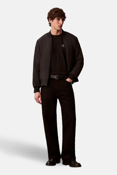 T-shirt à manches courtes noir de Calvin Klein, porté avec une veste bomber et un pantalon noir