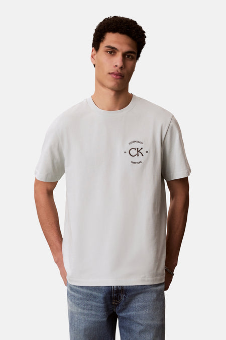 Blauw T-shirt met korte mouwen van Calvin Klein, met een bruin logo op de rug.