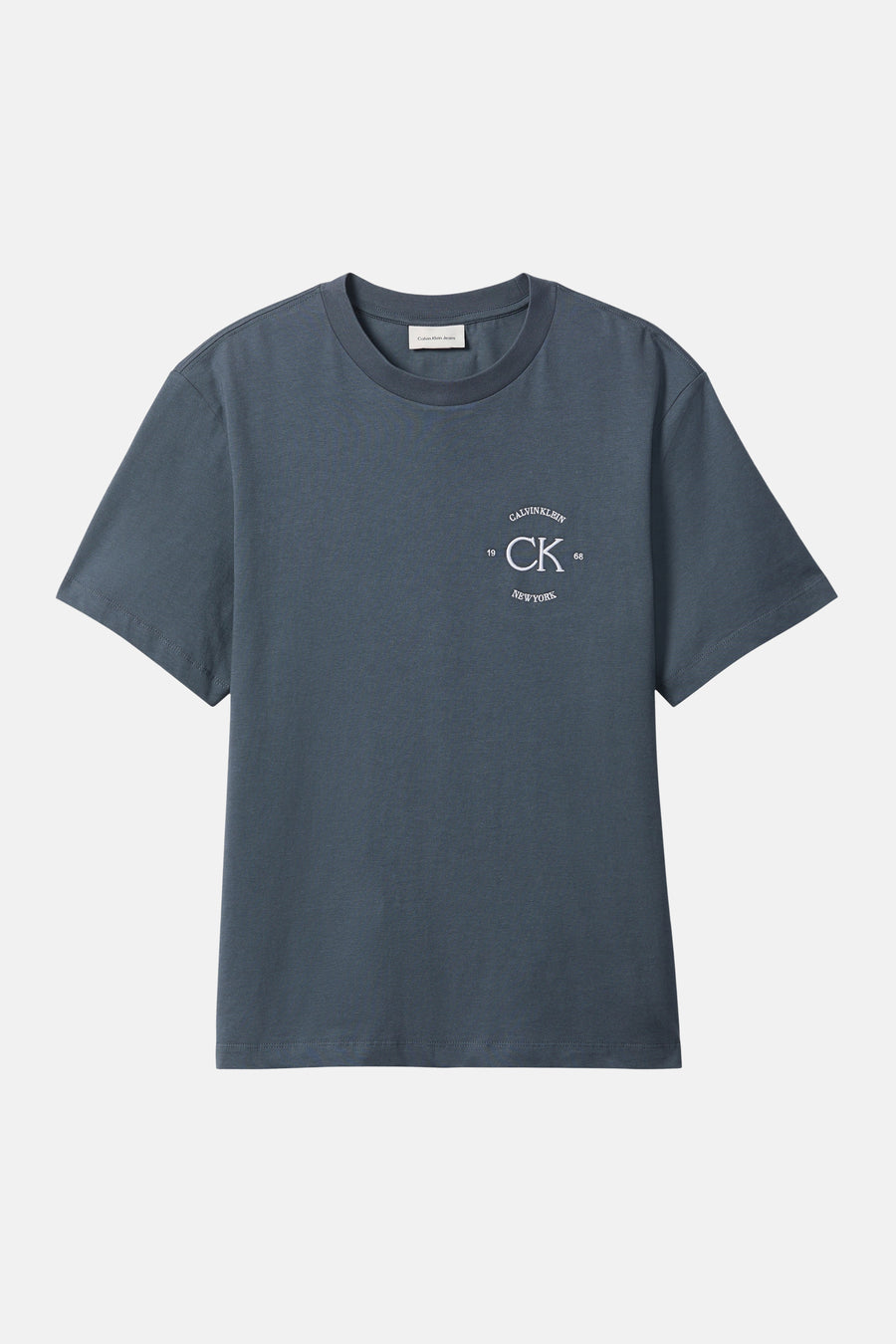 Grijs T-shirt met korte mouwen van Calvin Klein, versierd met een geborduurd logo op de voorkant.