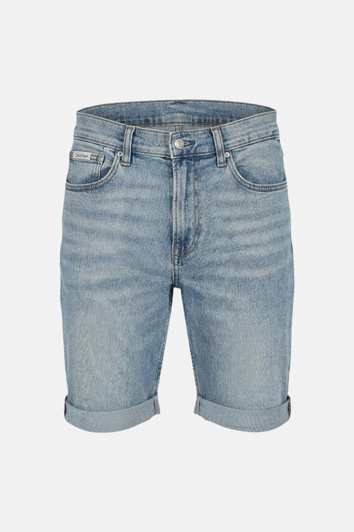 Short en jeans denim bleu clair de Calvin Klein, ourlé, avec cinq poches et un bouton.