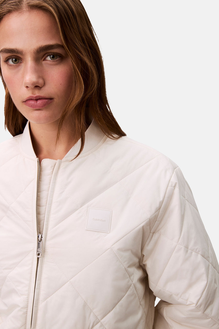 Ecru korte jas van Calvin Klein, gewatteerd met zilveren ritssluiting.